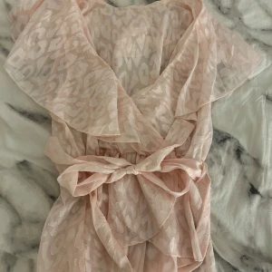 Rosa blus - Säljer denna fina blusen från Shein! Har aldrig använts! Den är i storlek xs och är superfin💞 säljer då den aldrig kommit till användning.