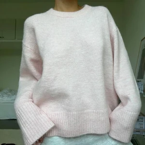 Ljusrosa stickad tröja i ull - Mysig ljusrosa stickad tröja med rund hals och långa ärmar. Det är i materialet ull❤️🫶🏼även helt ny o aldrig använd