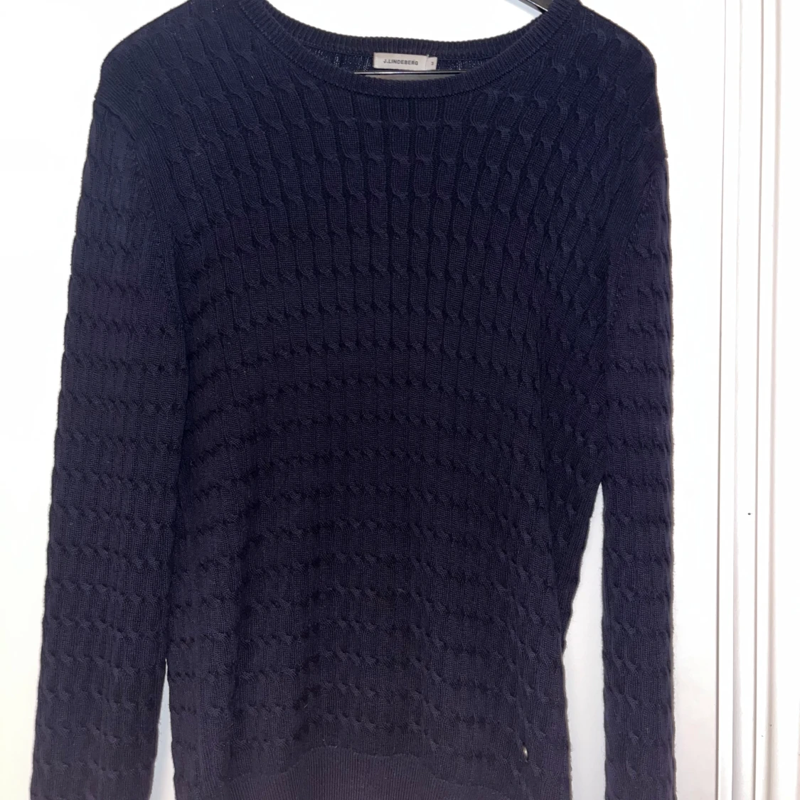 Mörkblå stickad tröja från J.Lindeberg 