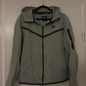 Nike tech fleece  - En grå Nike tech fleece i storlek m. Hela dressen ingår.