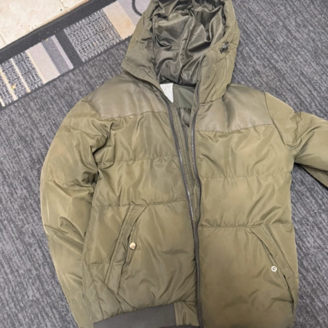 Olivgrön pufferjacka från Etirel - 90