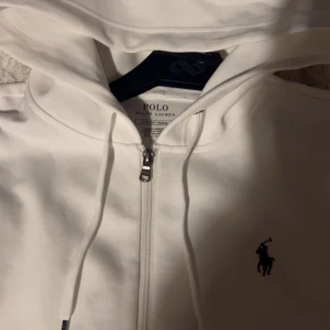 Polo Ralph lauren kofta  - Storlek S. Aldrig använd. Säljer för att den inte passar mig 