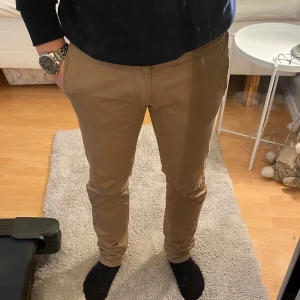 Beige chinos från Eluine - Tja, säljer nu dessa beige chinos från Eluine som har en skön look nu till vintern. Bra passform om man väger mellan 60-70 kg. Är 170 lång, och det är en optimal längd (165-175cm)! Inga defekter. Skriv för frågor och funderingar