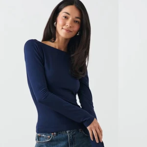 Långärmad tröja med öppen rygg  - Säljer min långärmade tröja med öppen rygg 💞 använd max 2 gånger, så mycket bra skick och i gott som ny. I storlek Xxs. Org pris 249kr. Pris kan diskuteras vid snabb affär.