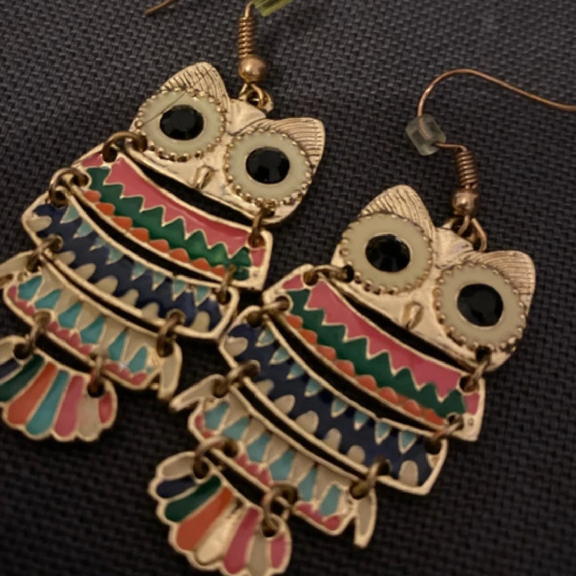 Färgglada uggleörhängen