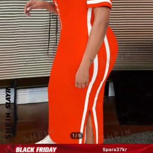 Orange klänning med vita ränder från SHEIN - Trendig orange klänning med vita ränder och korta ärmar. Klänningen har en slits på sidan och en figurnära passform. Perfekt för en sportig och stilren look.