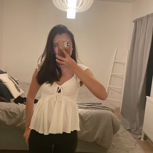 Vit topp från lager - Säljer denna superpopulära toppen från lager!🫶🏽