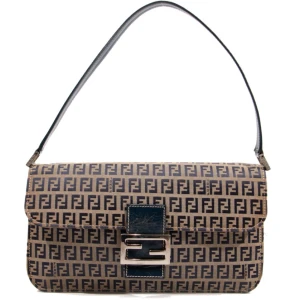 Mönstrad axelväska från Fendi - Äkta axelväska Fendi med det ikoniska FF-mönstret i svart och beige. Jag har bekräftelse på äkthet.