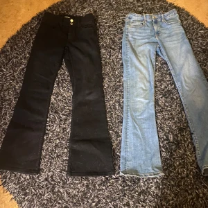 Svarta och blå jeans - Två par jeans till salu. Ett par svarta jeans med broderad bakficka och ett par klassiska blå jeans med knappdetalj på bakfickan. Perfekta för en avslappnad stil. Lägger ut dom för 350kr