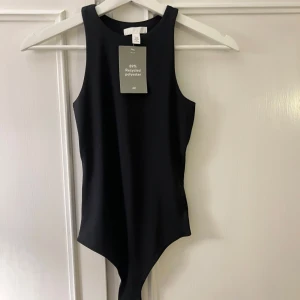 Svart ärmlös body från H&M - Svart stringbody från H&M i storlek XS. Endast provad med lappen kvar!🖤