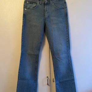 Blå jeans - Snygga blå jeans från TRP Jeans med klassisk femficksdesign. De har en straight passform och är tillverkade i bomull för en bekväm känsla. Perfekta för en avslappnad stil.