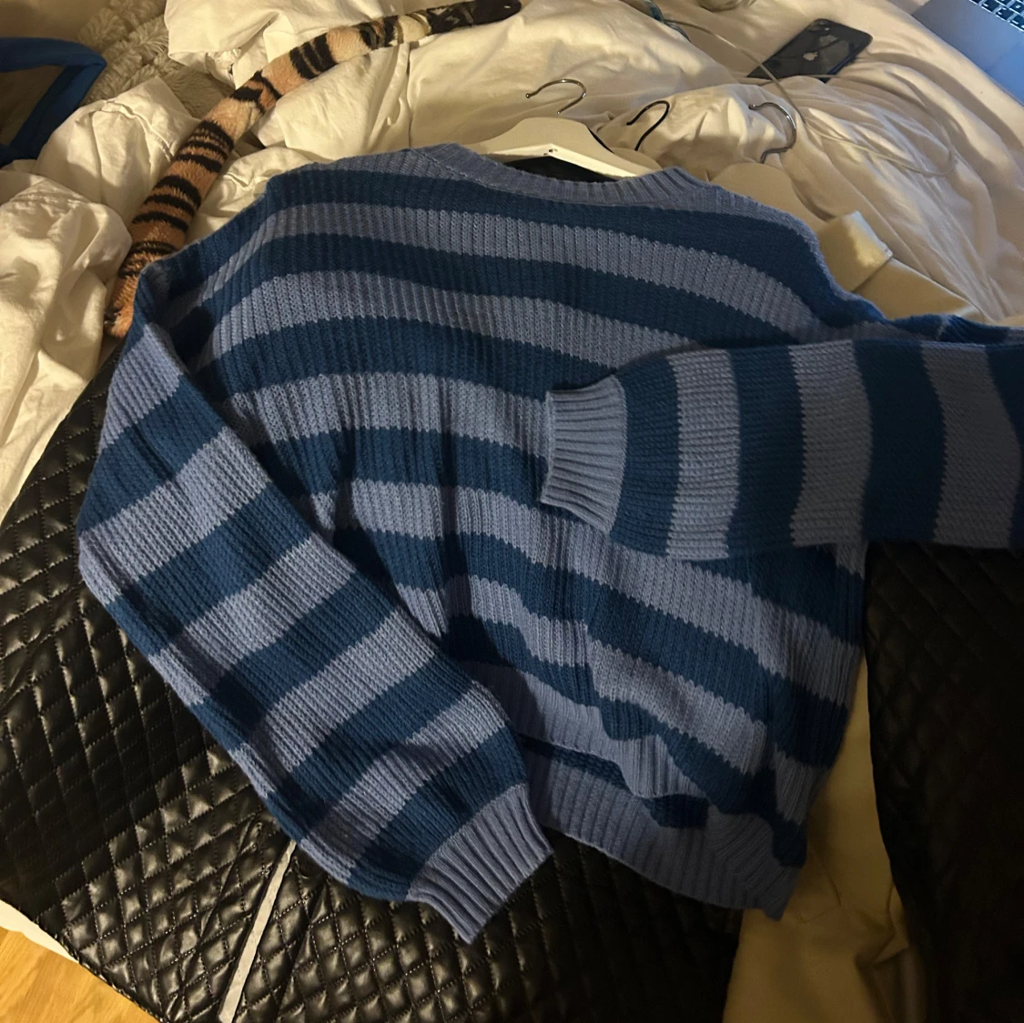 Blårandig stickad tröja - 90