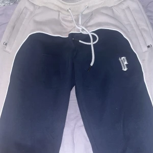 Beige och blå mjukisbyxor från Double Up - Säljer ett par bekväma mjukisbyxor i beige och blått från Double Up. Byxorna har praktiska dragkedjor på sidorna och en justerbar snörning i midjan. Perfekta för en avslappnad stil. Dom är väldigt tjocka och bekväma från ett Instagram märke, eftersom dom är så bra kvalité är priset lite svårt att förhandla beror på vad man erbjuder för pris mer info i dm 