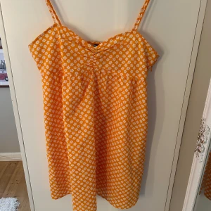 Klänning från Hm - Kort klänning. Jättesöt och jättefin😋 Storlek 40. 