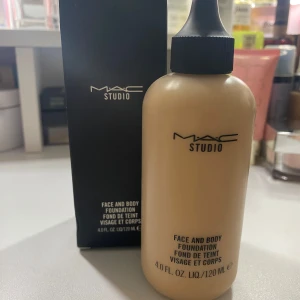 MAC Studio Face and Body Foundation C2  - MAC Studio Face and Body Foundation i en 120 ml flaska. Denna foundation ger en naturlig finish och är perfekt för både ansikte och kropp. Lätt och byggbar täckning som ger en jämn hudton. Shade: C2.   Använts 2 ggr. Nypris:415kr