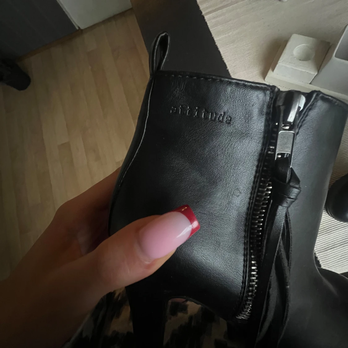 Svarta klackar/boots med dragkedja - 92