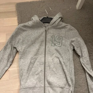 Grå hoodie😻 - Snygg och skön grå hoodie med fickor💕😻❤️ strlk 146/11år