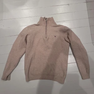 Beige superfine halfzip från GANT - Säljer en stilren beige tröja från GANT i superfie lammull. Tröjan är i storlek M men är rätt liten i storlek, därför jag säljer den. Bra skick annars, inga problem eller liknande. Nypris: 1600kr MVH