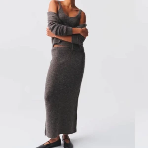 Brun stickad långkjol - Snygg brun stickad långkjol med en mjuk och bekväm passform. Slutsåld, säljer matchande slutsålda topp.