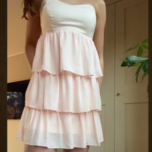 Volang klänning - Jättefin klänning som är för liten för mig💗