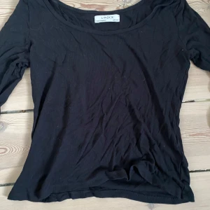 Svart ribbad topp från Lindex - Säljer en svart ribbad topp från Lindex i storlek S! Toppen är lite stretchig o kan bli liteee genomskinlig på