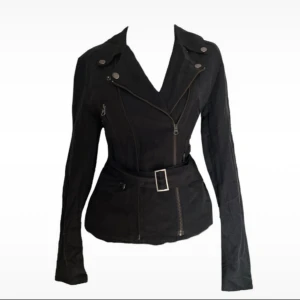 Vintage Avant-Garde jacka  - Snygg svart jacka från French Connection med dragkedja och bälte i midjan. 