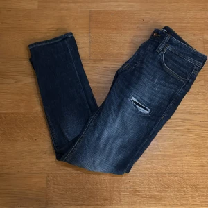 Mörkblå jeans från Jack & Jones - Snygga mörkblå jeans från Jack & Jones med slitna detaljer. Priset ligger på 350kr, kom med frågor 🙌🙌 ( skick 10/10 ser inga defekter )