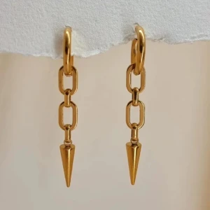 Guldörhängen med kedja och spets - Snygga guldörhängen med en cool kedjedesign och spetsig detalj längst ner. Perfekta för att ge din outfit en edgy touch. De är lätta och bekväma att bära hela dagen. Passar både till vardags och fest!Handgjorda örhängen●Följ :@ekjewelryofficial🤲 ● 💎Material- 100% rostfritt stål ●Örhängeskrokar -rostfritt stål . Nickel fri. Längd -5,5cm. Vattentåliga, ändrar inte färgen! 