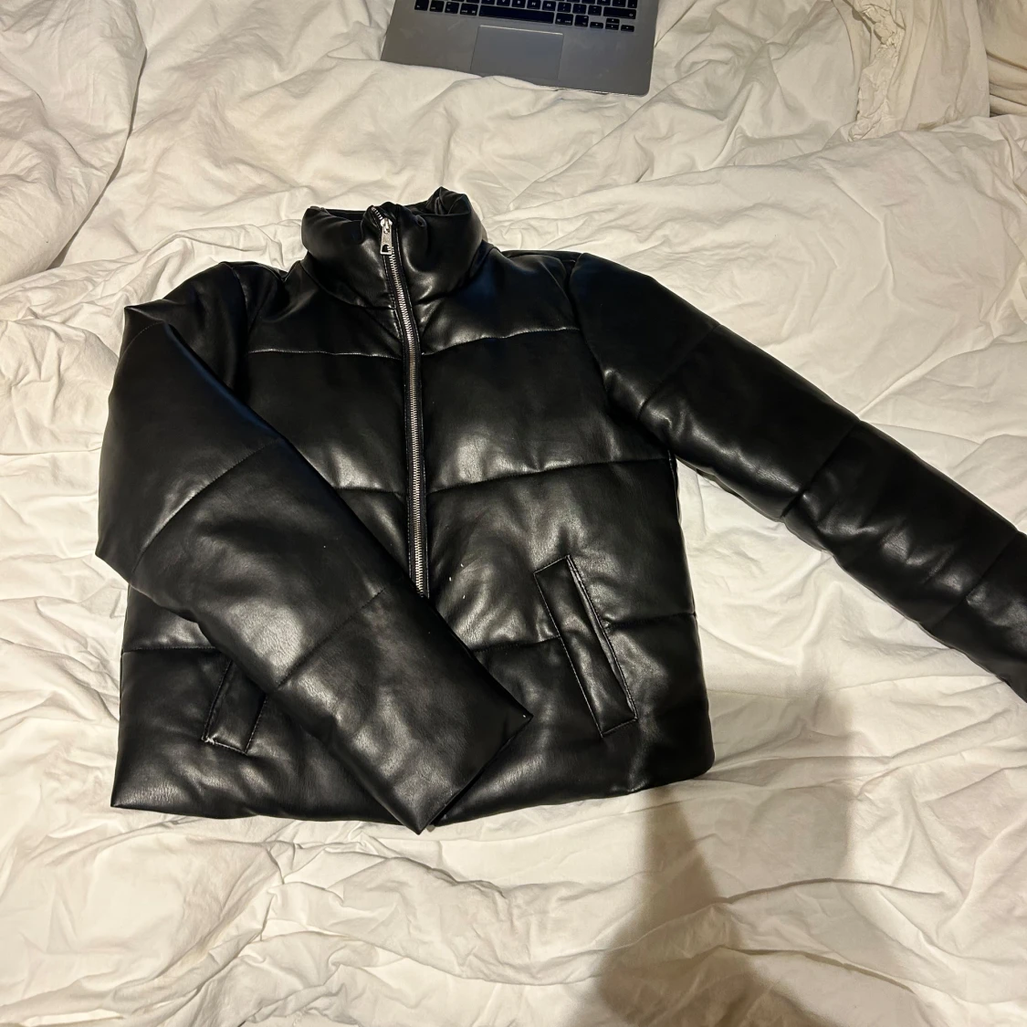 Svart pufferjacka 