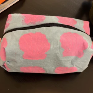 Jätte vacker necessär med leopardmönster inuti och rosa/blått snäckmönster utanpå😻😻(en Äkta Persåd!!))!!) - Säljer en unik necessär i blått med rosa mönster och leopardmönstrad insida. Perfekt för att hålla ordning på dina småsaker. Den har en praktisk dragkedja och är lätt att ta med sig.