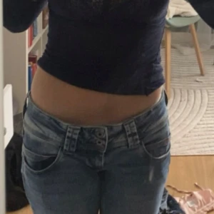 Utsydda pepe jeans - Snygga jeans från pepe med utsydda delar i grått jeans material. Knappt använda då de är förstora för mig💞 Storlek: 29/30