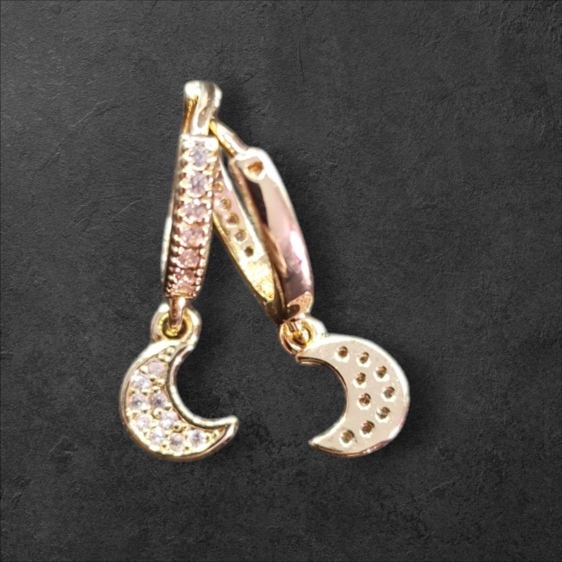 Guldörhängen med månhängen