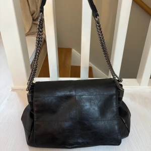 Zara väska  - Snygg väska från Zara. I bra skick, använd ett fåtal gånger.