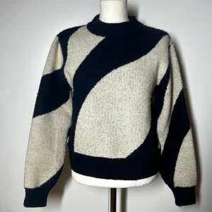 Stickad tröja  - Superfin Stickad tröja från monki. Marinblå och krämvit. Storlek s. Köp sker via köp nu, jag postar inom 24h. Kvar tills markerad såld 