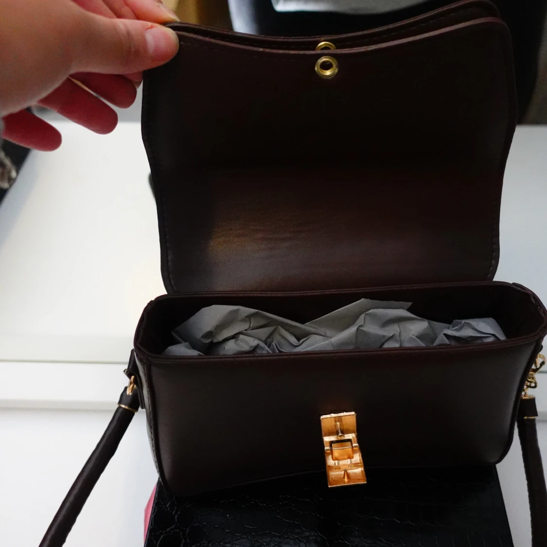 Kaffebrun axelväska med gulddetalj - 92