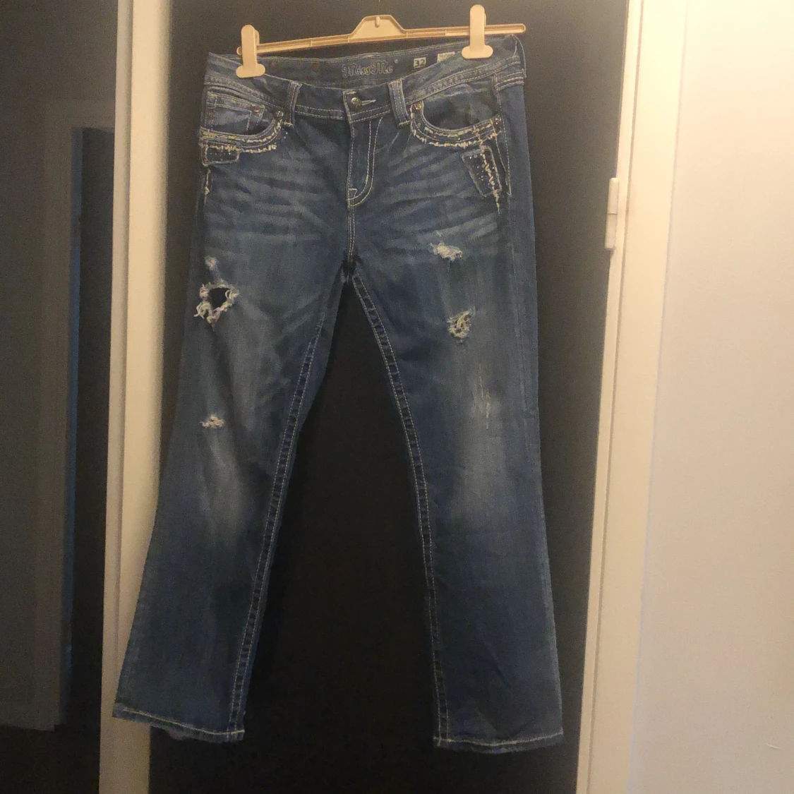 Blå jeans från Miss Me - 91