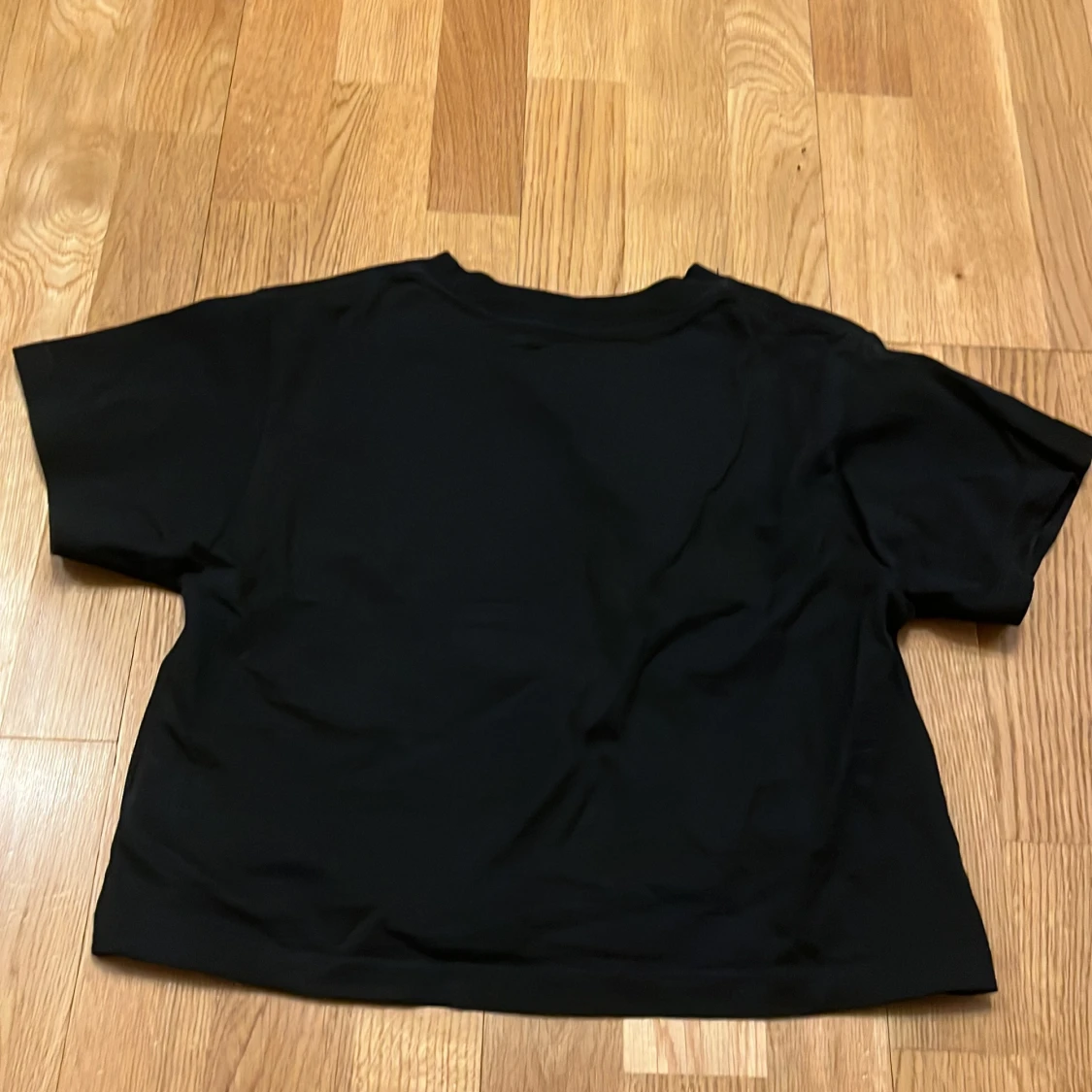 Svart t-shirt med kattmotiv från Zone - 92