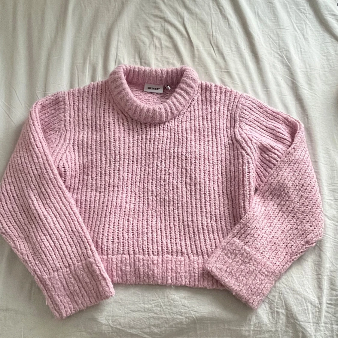 Rosa stickad tröja från Weekday