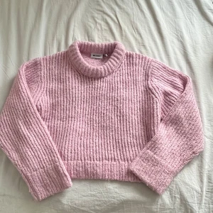 Rosa stickad tröja från Weekday - Mysig rosa stickad tröja från Weekday 🌸💕 ändast andvänd 2 gånger 🌸💕 ny pris 600kr
