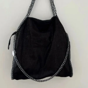 Stella McCartney liknande  - Säljer min fina Stella liknande väska då den inte kommer till användning🙌🏻