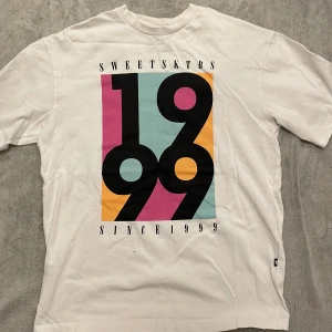 Sweet Sktbs T-shirt - Säljer en Sweet Sktbs t-shirt i storleken S. Inget tryck på ryggen!