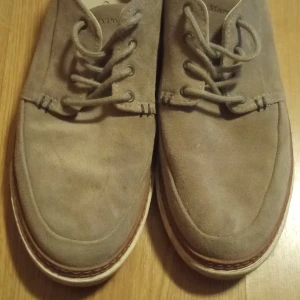 Beige mockaskor från Marc O'Polo - Snygga beige mockaskor från Marc O'Polo med snörning och en stilren design. Perfekta för en avslappnad men ändå elegant look. Skorna har en bekväm innersula med 'Recovery Foam' för extra komfort.