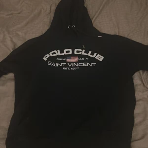 Saint Vincent Polo Hoodie - Svart hoodie från Polo Club Saint Vincent, storlek S i generellt bra skick. 