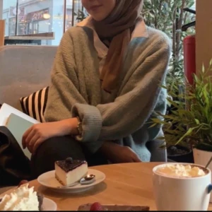 Grå stickad kofta - Mysig grå stickad kofta med långa ärmar och en avslappnad passform. Perfekt för kyliga dagar och att mysa i på caféer.