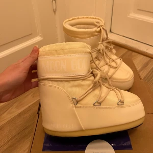 Beige/cream Moon Boots - Säljer ett par klassiska beige/cream Moon Boots. Storlek 36/38. Använda vid ett tillfälle förra vintern. Som nya! 