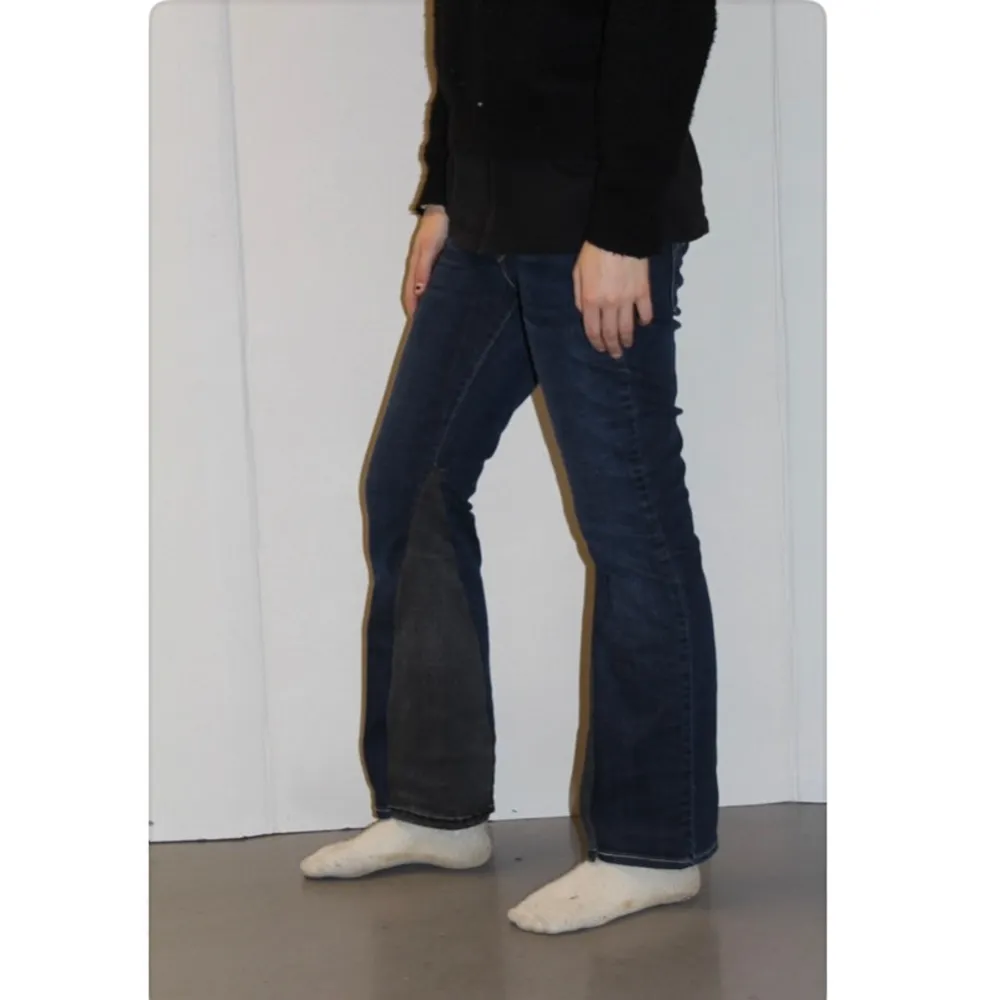 JEANS 016: Snygga, mörkblåa, lågmidjade jeans från Levi’s med utsvängda/utsydda ben. Midjemått: 74,5 cm. Innerbenslängd: 71,5 cm. . Farkut & Housut.