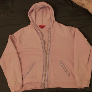 rosa zipup hoodie från monsoon - skulle säga att den är size m men du får gårna fråga om mått, liten fläck på backsidan