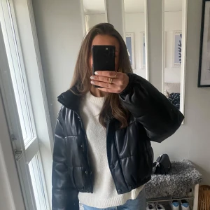 Svart pufferjacka från Zara - Svart pufferjacka från Zara i skinn!