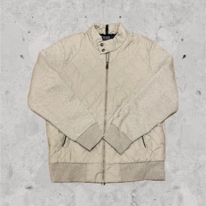 Ralph Lauren cardigan - beige - Beige Cardigan från Ralph Lauren. Skick: 9/10, mycket bra skick, har en fläck vid armen vilket drar ner betyget.Storlek: S. Nypris: 3 500kr. Kontakta oss för fler bilder eller info!