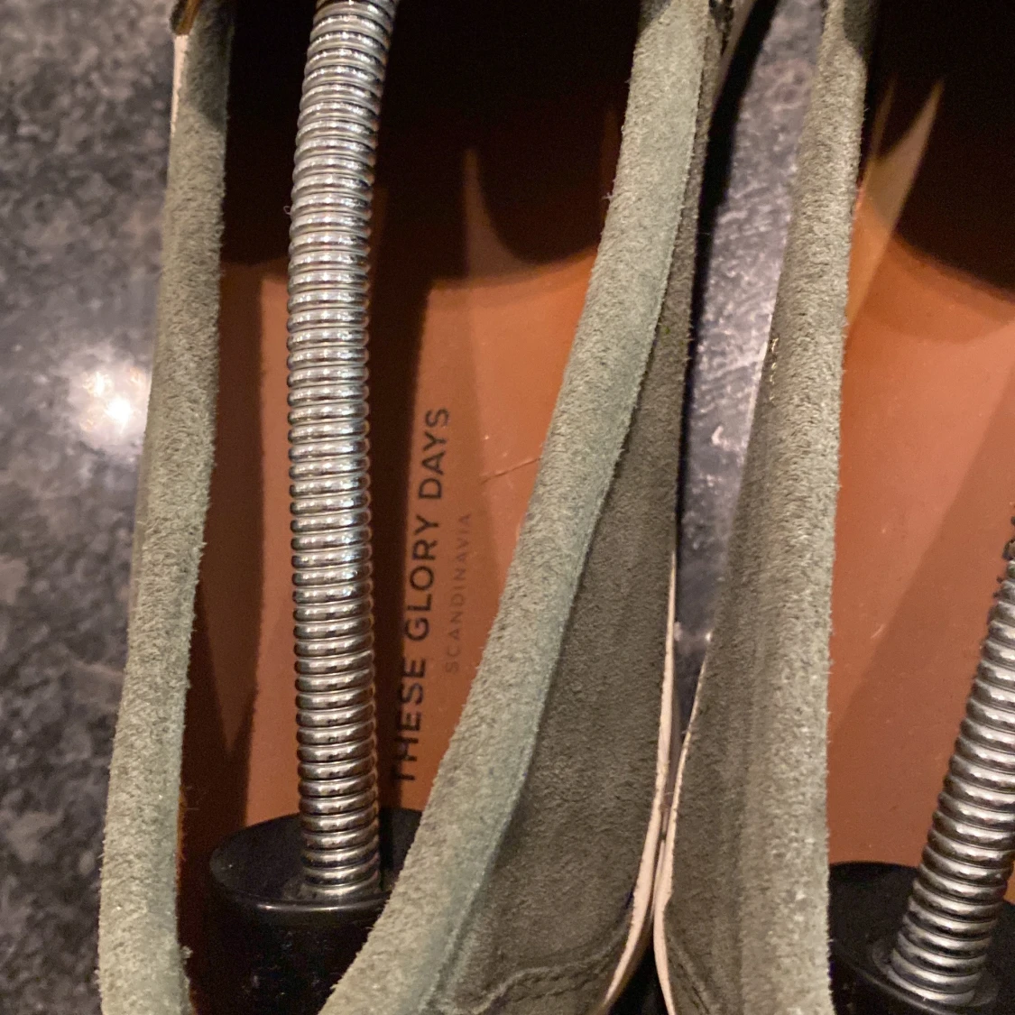 Olivgröna loafers från These Glory Days - 92